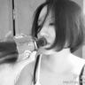 tototogel88 Aktris Ruan Yu makan popcorn dan minum air soda di baris pertama